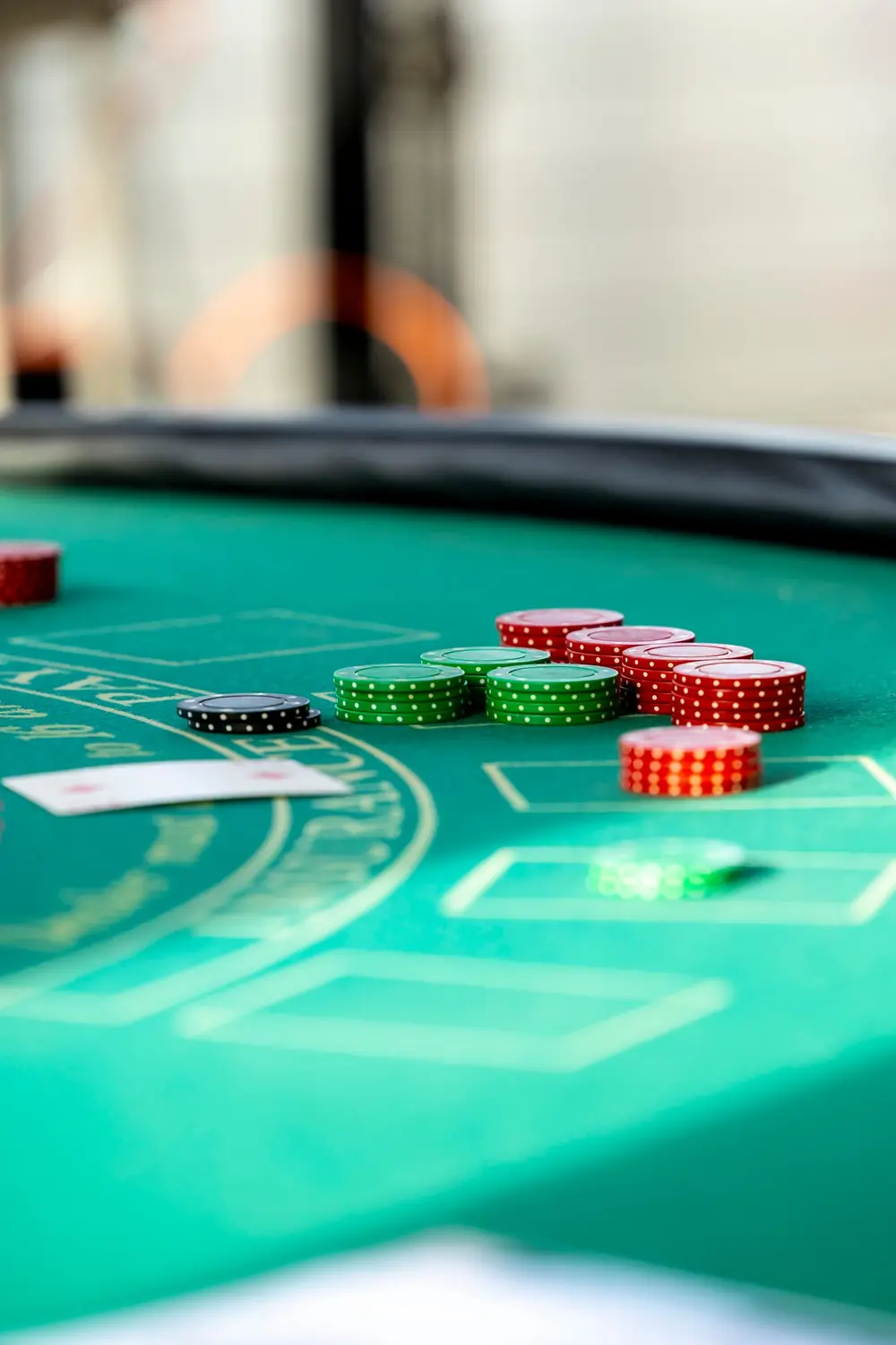 Kartu dan chip tersebar di atas meja blackjack