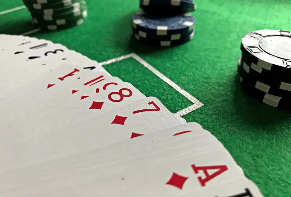 Kartu poker dan chip di atas meja felt hijau