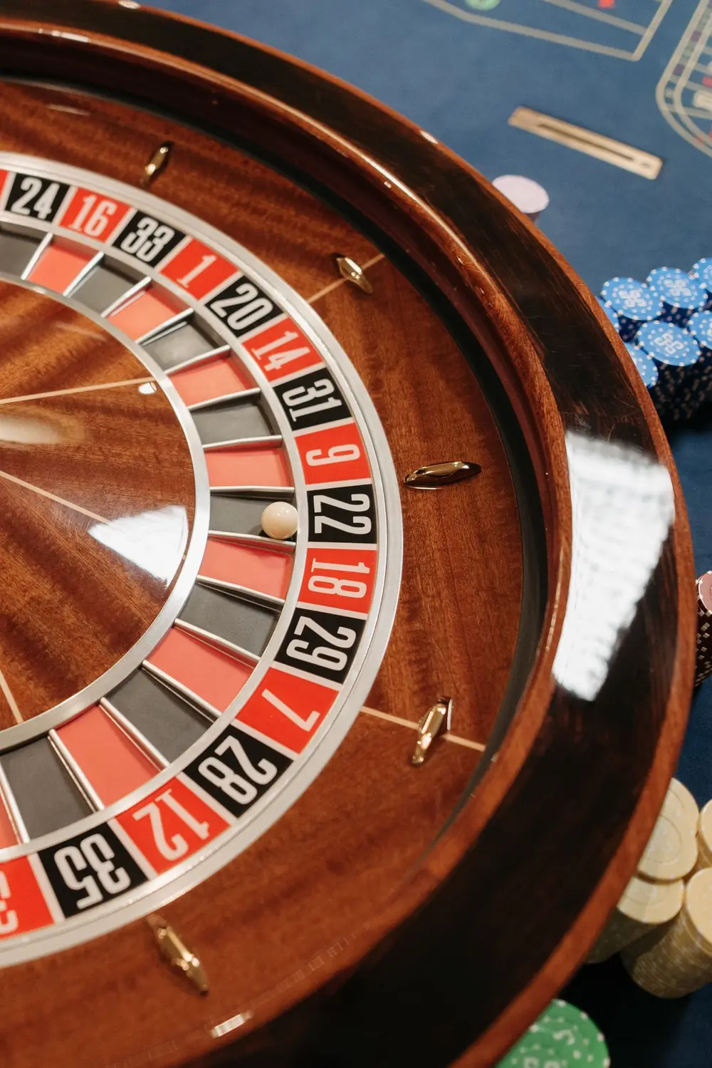 Roda roulette dengan angka dan bola putih