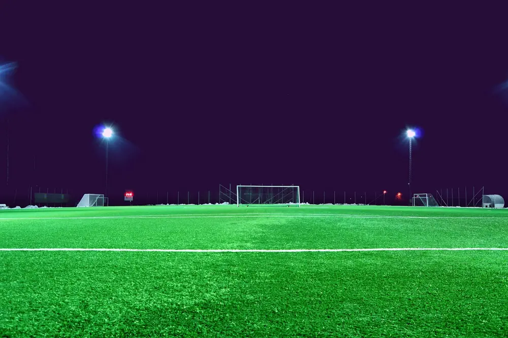 Lapangan sepak bola di bawah lampu stadion
