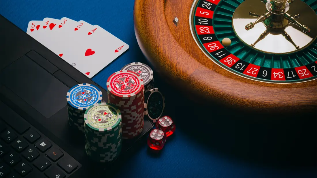 Kartu remi di atas meja kayu casino