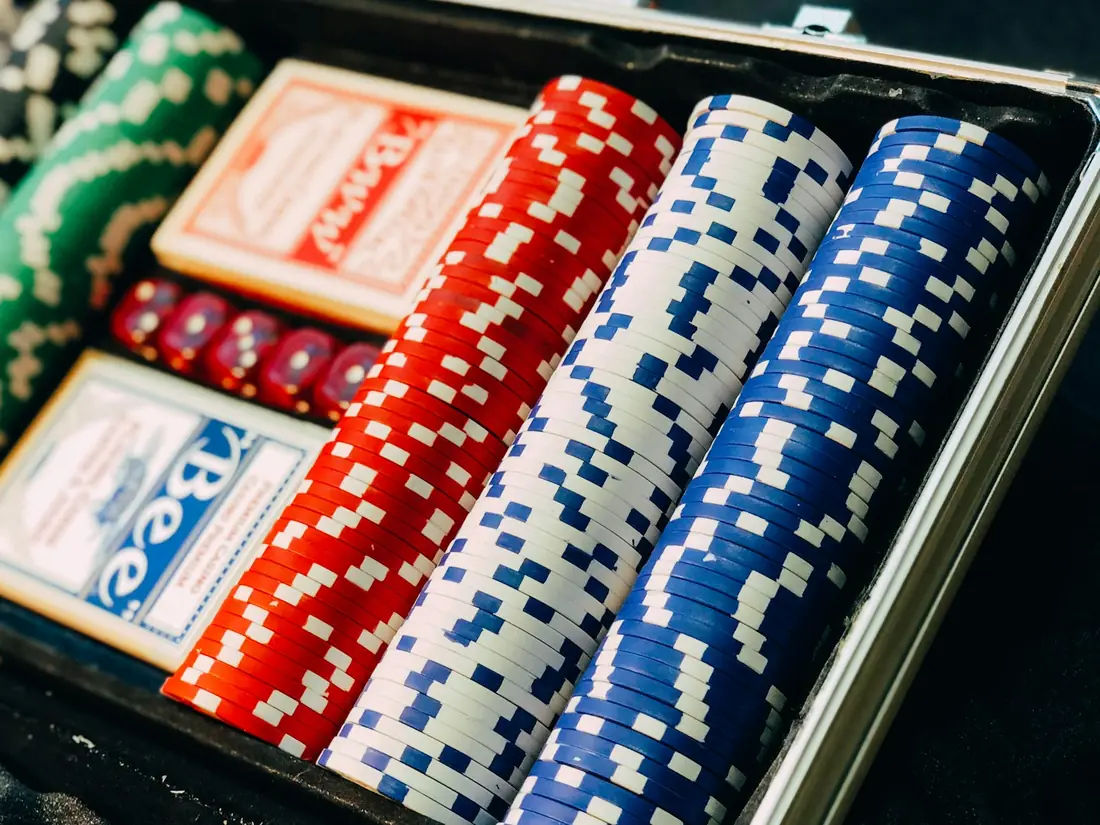 Susunan chip poker berwarna-warni