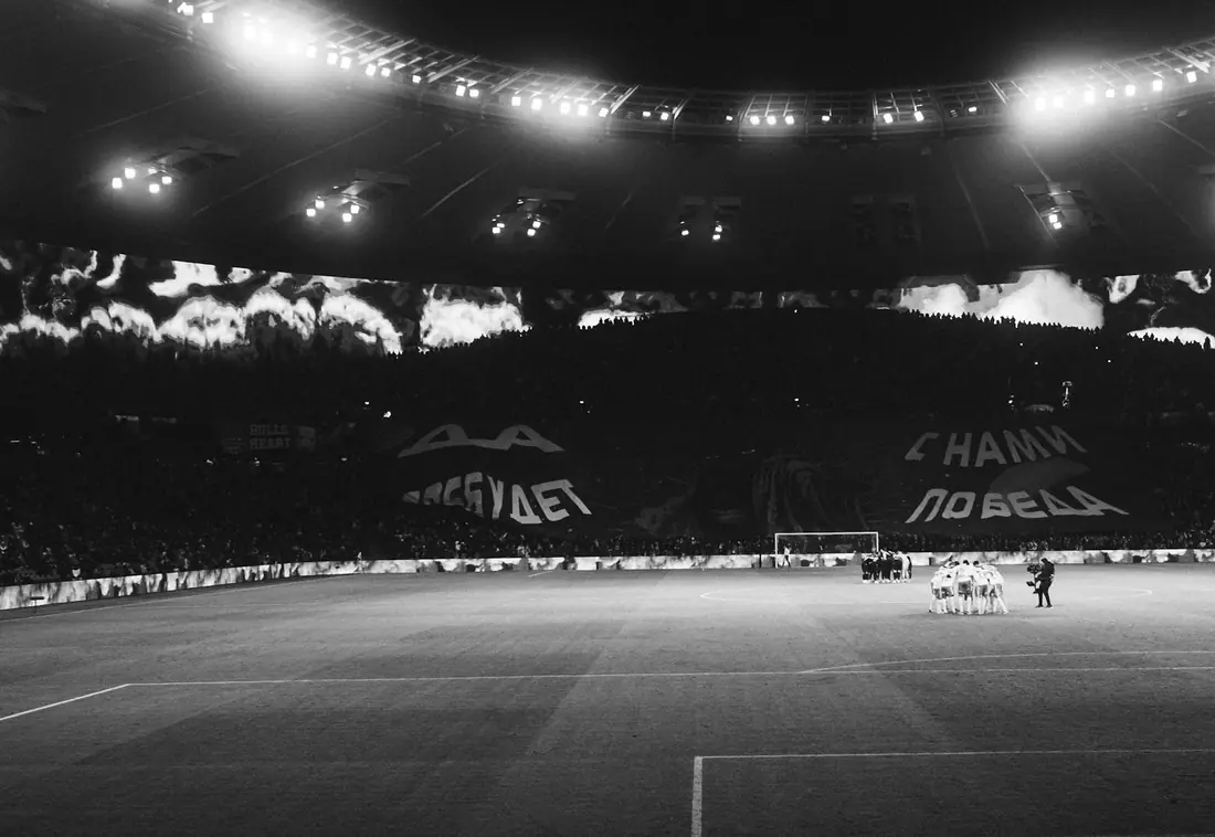 Stadion sepak bola dengan lampu sorot